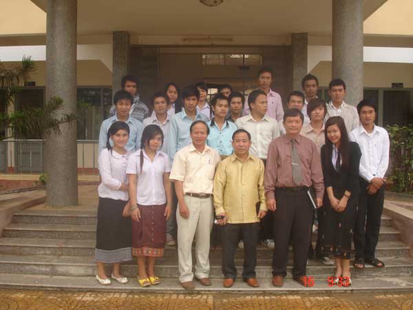 Lãnh đạo trường làm việc với Lãnh sự quán nước CHDCND Lào