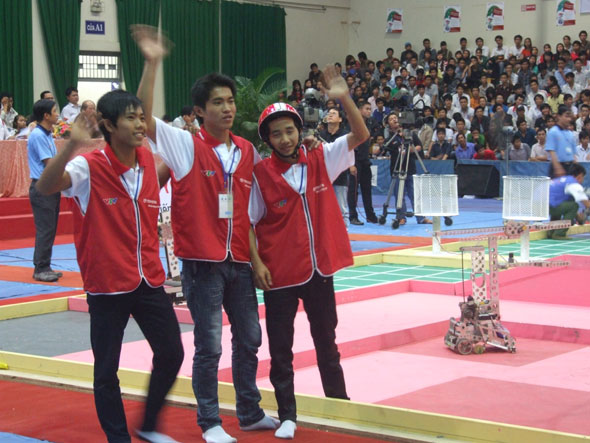 Hình ảnh đội tuyển Robocon 2012 - Đại học Phạm Văn Đồng tại Đà Nẵng, và kết quả chung kết khu vực Miền Trung và Tây Nguyên