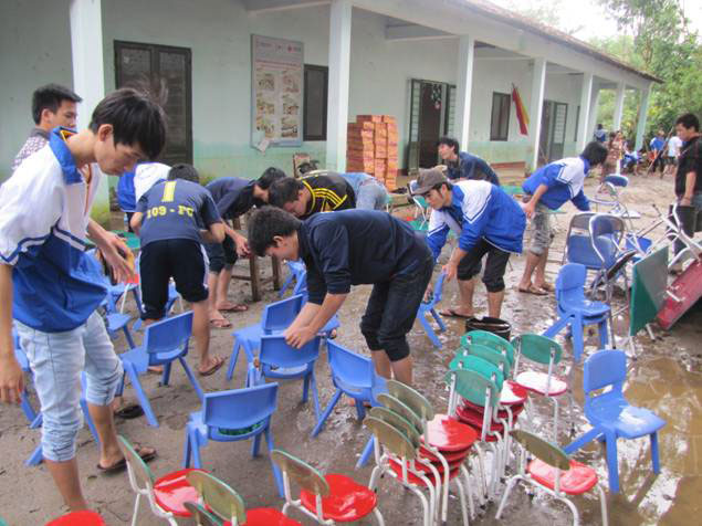 HSSV Trường Đại học Phạm Văn Đồng chung tay cùng người dân khắc phục hậu quả lũ lụt.