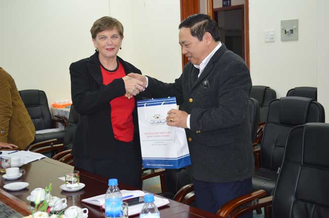 Chương trình Fulbright Việt Nam giới thiệu học giả của chương trình đến tham gia giảng dạy tiếng Anh tại Trường Đại học Phạm Văn Đồng 
