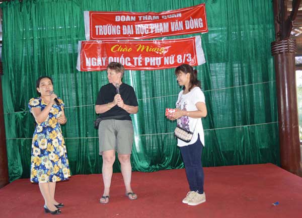 Công đoàn cơ sở Trường Đại học Phạm Văn Đồng tổ chức hoạt động chào mừng ngày Quốc tế Phụ nữ 8/3/2015