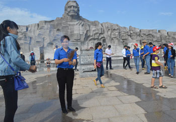 Đoàn trường đại học Phạm Văn Đồng tổ chức Chương trình `Về nguồn – Hành trình theo chân Bác năm 2015`